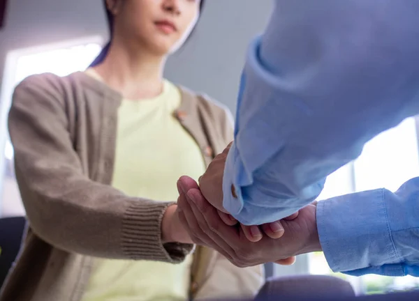 Akıl hastalığı ve fiziksel hastalığı olan kadın hastalar bir doktor veya psikiyatrist ile görüşüyorlar. Zihinsel semptomlar ve depresyon terapisi. Cesaret ve bakım