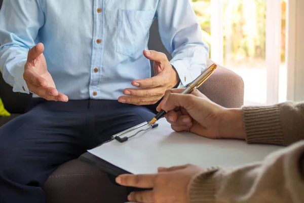 Psykisk Sjukdom Kvinnliga Psykologer Skriver Manlig Patientinformation Till Skrivtavla Patienten — Stockfoto