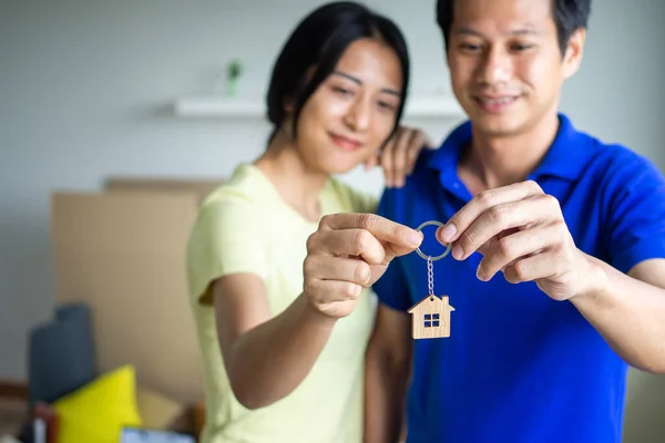 Manželé Drželi Klíče Domu Usmívali Užívali Stěhování Nového Domu — Stock fotografie