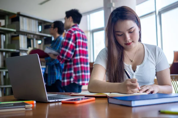 Asiática Estudantes Sexo Feminino Sentar Fazer Sua Lição Casa Biblioteca — Fotografia de Stock