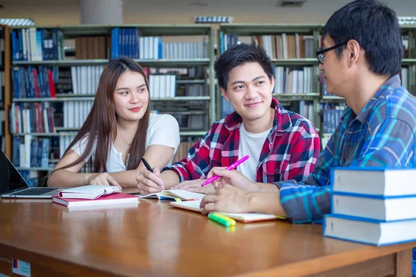 Een Groep Aziatische Studenten Zit Discussieert Samen Leesboeken Bibliotheek — Stockfoto