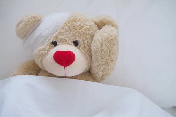 Urso Peluche Com Vestido Ferida Ferida Mãos Partidas Dormir Cama — Fotografia de Stock