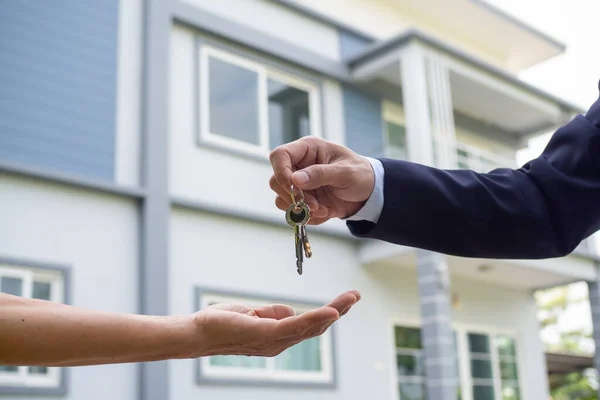 Bostadsköpare Tar Hem Nycklar Från Säljare Sälj Ditt Hus Hyr — Stockfoto