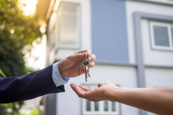 Ev alıcıları ev anahtarlarını alıcılardan alıyor. Evini sat, kirala ve fikir satın al..