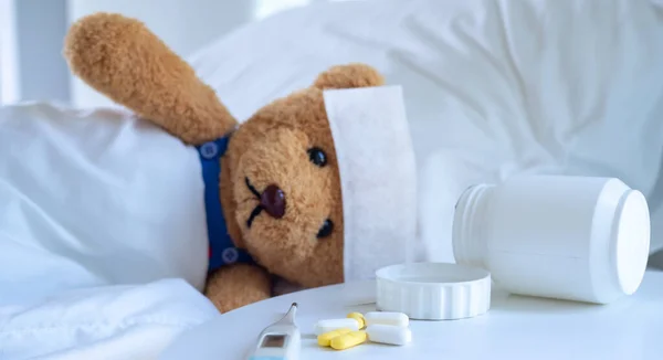 Beruang Teddy Dan Patch Demam Mengurangi Terletak Tempat Tidur Tempat — Stok Foto