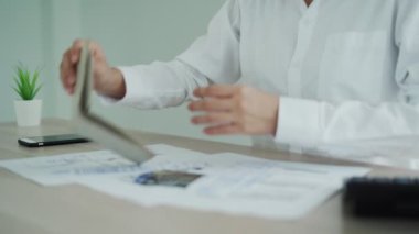 İş adamı cüzdanı açtı ve içinde para yoktu. Erkekler kredi kartı borçlarını, ev kiralarını ve aile giderlerini ödemek için çok düşünürler. Finansal sorun kavramı.