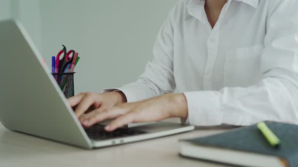 Bizneswoman Ból Nadgarstku Używania Komputera Przez Długi Czas Zespół Biurowy — Wideo stockowe