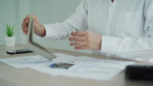 Der Geschäftsmann Öffnete Die Brieftasche Und Darin Befand Sich Kein — Stockvideo