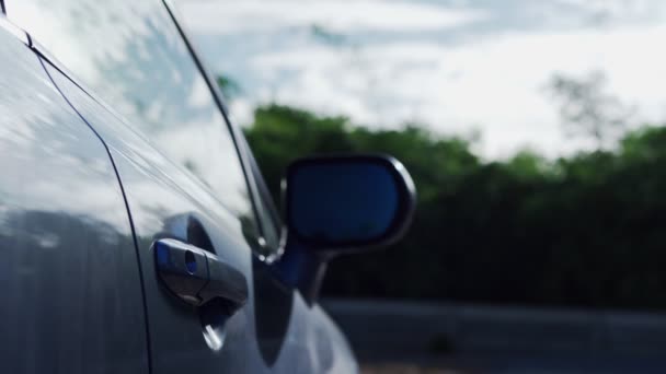 Nowi Właściciele Samochodów Używają Klucza Otwierania Drzwi Samochodu Otwierania Ich — Wideo stockowe