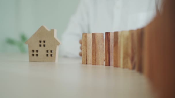 Страхування Руками Захищає Будинок Концепція Домашнього Страхування Або Домашнього Страхування — стокове відео