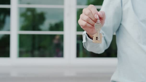 Verhuurder Ontgrendelt Huissleutel Voor Nieuw Huis — Stockvideo