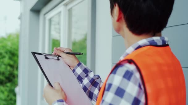 Inspetor Engenheiro Está Verificando Estrutura Edifício Especificações Telhado Casa Após — Vídeo de Stock