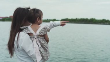 Anne ve oğlu manzaranın tadını çıkardı ve eğlendi. İki yaşındaki bir çocuk, yaşına uygun gelişime göre annesiyle konuşur. Aile ilişkisi