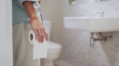 Erkeklerin kasılmaları ve mide ağrıları var. İshal konsepti