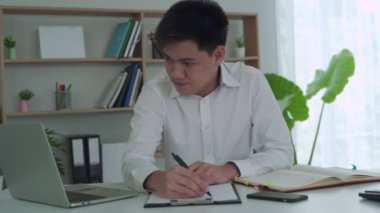İş adamları iş sorunlarını çözemeyen bir baş ağrısı hissederler. İş stresi depresyon semptomlarına neden olur. İş danışmanlığı kavramı ve iş dünyasında sorun çözme