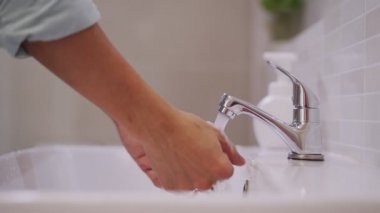 İnsanlar köpük sabun ve temiz suyla ellerini yıkıyorlar. Ellerini yıka ve virüsün yayılmasını engelle.