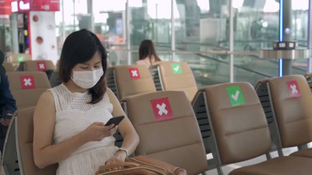 Nowa Nominalna Koncepcja Azjatki Noszą Maski Siadają Między Krzesłami Zmniejszyć — Wideo stockowe