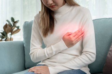 Göğüs kafesinde kalp krizi belirtileri var. Asyalı kadınlarda göğüs ağrısı var. Kalp rahatsızlığı, sızıntı, genişleme, kalp büyümesi, göğüs bölgesine acı veren bir ekspres baskı.