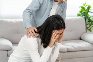 Psikiyatristlerle aile meselelerini tartışırken çift destek oluyor. Eş cesaretlendirir ve empati kuran koca depresyona girer. psikolojik, boşanma, güven, bakım, işyeri ve sağlık sorunları