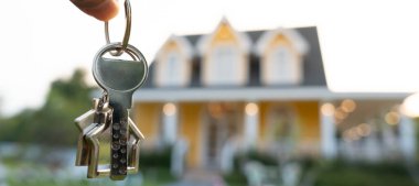 Kira, kiralama ve ev satma. Emlakçının elinde yeni bir ev ya da emlak için anahtar var. kira, satış, kredi finans, sigorta, satıcı, dağıtıcı, taksit, satın alma, satma, taşınma