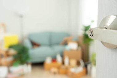 Taşınmak, taşınmak. Yeni evin kapısını aç, içinde kişisel eşyalar ve mobilyalar olan bir karton kutu vardı. Daireye ya da daireye taşın