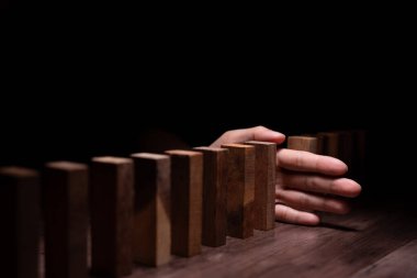 Domino 'yu elleri olan sigorta korur. Eller iş krizinde domino taşlarının düşmesini durdurur. işletme risk denetimi ve planlama ve işletmeler sigorta işletmelerini önlemek için stratejiler.