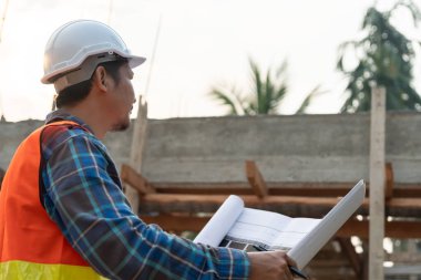 Müfettiş ya da mühendis mavi baskı kullanarak inşaat ve kalite güvencesini denetliyor. Mühendis, mimar ya da irtibat kurucu ev sahibine teslim etmeden önce evi inşa etmek için çalışır.
