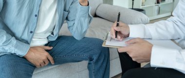 Adam mahrem yerlerinin önünde el ele tutuşup hastalıktan ve iltihaplanmadan rahatsızlık duyuyor. Zührevi, testis kanseri. Mesane sorunları, ereksiyon bozukluğu, erken boşalma, prostat kanseri.