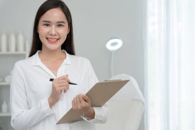 Güzellik Listesi Programı, Güzellik Kliniği, VIP müşterileri spa ve güzellik, Kaplıca ve Güzellik, Yatak ve Sandalyeli Beyaz Oda, Cilt Bakımı, Stil, Sağlık, Güzellik, Güzellik