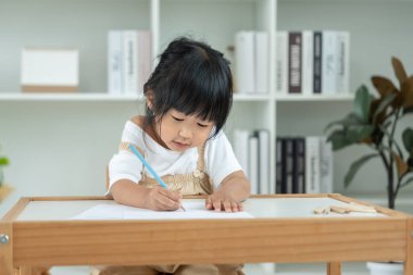 Mutlu Asya çocukları oyun oynayıp resim ve çizgi film öğreniyor. Komik aile evde mutlu ve heyecanlı. Anne ve kızı birlikte vakit geçiriyorlar. Tatil, Etkinlik