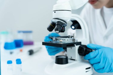 Bilimadamı laboratuvardaki tüm kimyasal tanecikleri kontrol ediyor. Kontrol uzmanları kimyasal kalıntıların konsantrasyonunu inceliyor. Tehlike, standart, yasaklı maddeler, kirlilik, mikrobiyolog