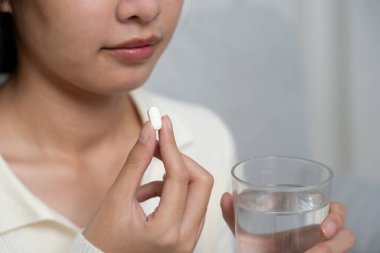 Kız elinde ilaç, ağrı kesici, tedavi, hastalık tedavisi, sterilize etme, vitamin, yatıştırıcı, sağlık hizmetleri, diyet takviyesi, tıbbi tedavi için ilaç, tonik, günlük ilaç dozajı