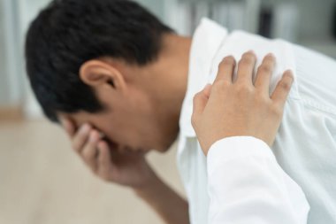 Hayat ve aile meselelerini tartışırken psikiyatrist omuzlarını tutuyor. Doktor cesaretlendiriyor ve empati kuran adam depresyona giriyor. Psikolojik, boşanmayı kaydet, el ele, güven, araba