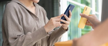  Kadın, ödeme malları için QR kodunu tarıyor. Teslimatçı ekspres teslimat gönderdi. Çevrimiçi dükkan, kağıt konteynır, paket servis, paket, elektronik para, dijital transfer