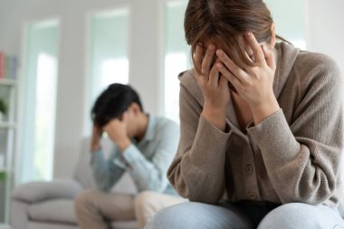 Boşanma. Asyalı çiftler evlendikten sonra çaresiz ve hayal kırıklığına uğrarlar. Karı koca kavgalar yüzünden üzgün, üzgün ve hayal kırıklığına uğramış durumdalar. Güvensizlik, aşk sorunları, ihanetler. Aile sorunu, gençlik aşkı