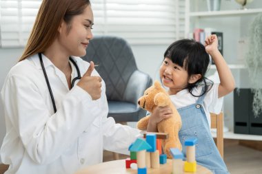 Çocuk doktorları çocuk gelişimini uygun yaşa göre kontrol ediyorlar, doktorlar çocuğu etkinlikler yapmaya teşvik ediyor, IQ, EQ, yaş uygunluğu ve tanıtım faaliyetleri,