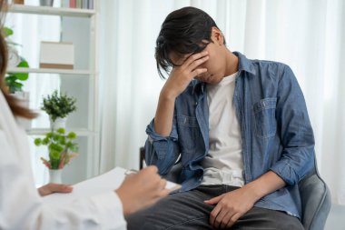 Adam mahrem yerlerinin önünde el ele tutuşup hastalıktan ve iltihaplanmadan rahatsızlık duyuyor. Zührevi, testis kanseri. Mesane sorunları, ereksiyon bozukluğu, erken boşalma, prostat kanseri.