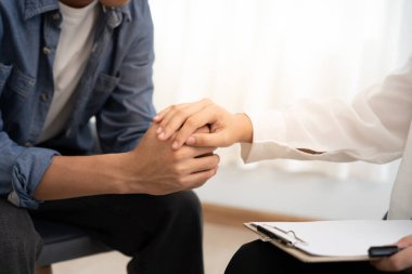 Psikiyatristler aile meselelerini tartışırken el ele tutuşuyorlar. Doktor cesaretlendiriyor ve empati kuran adam depresyona giriyor. Psikolojik, boşanmayı kaydet, el ele, güven, araba