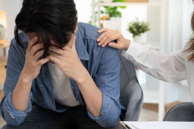 Hayat ve aile meselelerini tartışırken psikiyatrist omuzlarını tutuyor. Doktor cesaretlendiriyor ve empati kuran adam depresyona giriyor. Psikolojik, boşanmayı kaydet, el ele, güven, ilgi