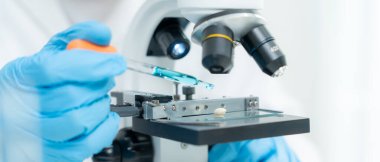 Bilimadamı laboratuvardaki tüm kimyasal tanecikleri kontrol ediyor. Kontrol uzmanları kimyasal kalıntıların konsantrasyonunu inceliyor. Tehlike, standart, yasaklı maddeler, kirlilik, mikrobiyoloji