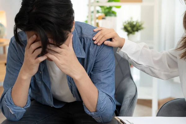 Hayat ve aile meselelerini tartışırken psikiyatrist omuzlarını tutuyor. Doktor cesaretlendiriyor ve empati kuran adam depresyona giriyor. Psikolojik, boşanmayı kaydet, el ele, güven, ilgi