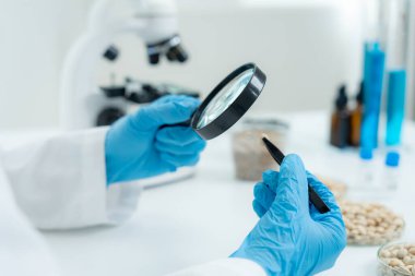 Bilimadamları, laboratuvarda meyve ve tahıl kalıntıları üzerindeki kimyasal maddelerin fiziksel etkilerini kontrol etmek için büyüteç kullanıyorlar. Kimyasal kalıntıların konsantrasyonunu inceleyin, standart, yasaklanmış bulunun 