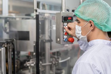 Kalite denetleyicisi veya yiyecek veya içecek teknisyeni müşteriye ürün göndermeden önce parametre ve durum kontrol gıda veya içecekleri değiştirir. Üretim lideri makine ve verimliliği yeniden kontrol ediyor.