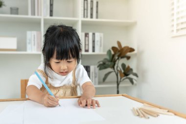 Mutlu Asya çocukları oyun oynayıp resim ve çizgi film öğreniyor. Komik aile evde mutlu ve heyecanlı. Anne ve kızı birlikte vakit geçiriyorlar. Tatil, Etkinlik