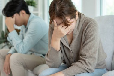 Boşanma. Asyalı çiftler evlendikten sonra çaresiz ve hayal kırıklığına uğrarlar. Karı koca kavgalar yüzünden üzgün, üzgün ve hayal kırıklığına uğramış durumdalar. Güvensizlik, aşk sorunları, ihanetler. Aile sorunu, gençlik aşkı