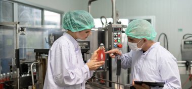 Müşteriye ürün göndermeden önce kalite kontrol gıdaları veya içecekler hakkında teknisyen teftişi. Üretim lideri malzeme ve verimliliği yeniden kontrol etti.