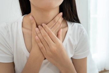 Boğazı ağrıyan bir kadın boynuna takıldı. Dişi bademcik iltihabı iltihaba neden olur. Su alarak, antibiyotik alarak, doktora, virüse, korona virüsüne, gribe, gribe danışarak tedavi olunur.