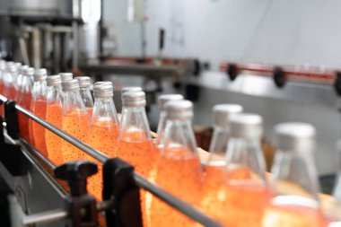 Yiyecek ya da içecek fabrikası, müşteriye ürün göndermeden önce depo üzerinde yiyecek, yiyecek ve içecek taşıyıcısı. Kalite kontrolü ya da güvence. İyi standart.