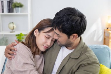 Çiftler gülümser ve mutlu olurlar. Birbirlerine sarılırlar, sarılırlar, sarılırlar, genç aşıklar, evli çiftler, sıcak bir aile. Karı koca yeni yıl arifesinde ya da sevgililer gününde çok eğleniyorlar.