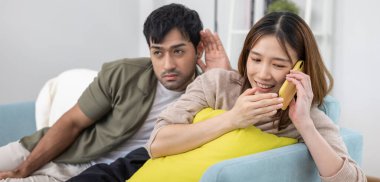 Çifte randevu, karı birini aramak için telefon kullanmak, biraz kaçamak yapmak, zina yapmak, çok eşlilik, karısının bir ilişkisi vardı. Aile sorunu, aldatma, boşanma, ayrılma.